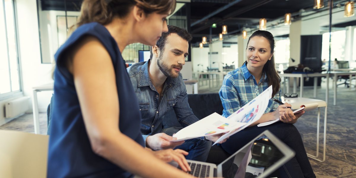 Réunion créative dans un environnement de travail flex