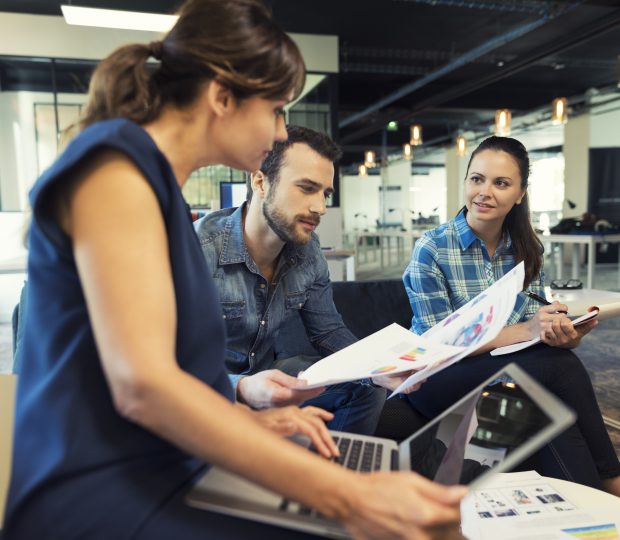 Réunion créative dans un environnement de travail flex