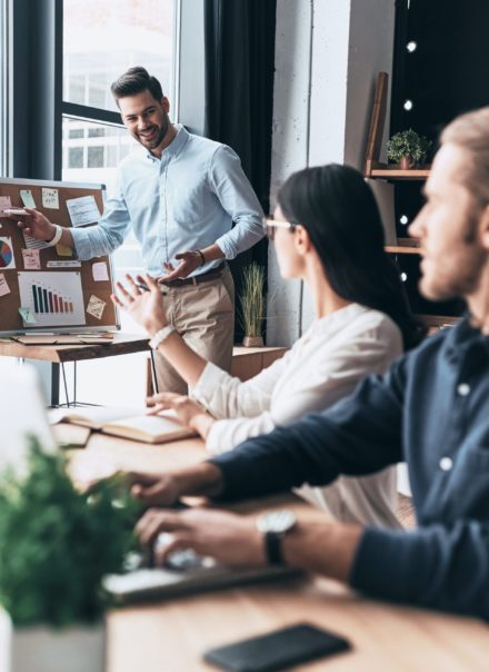 Trois collègues en réunion de créativité travaillant avec des post-it