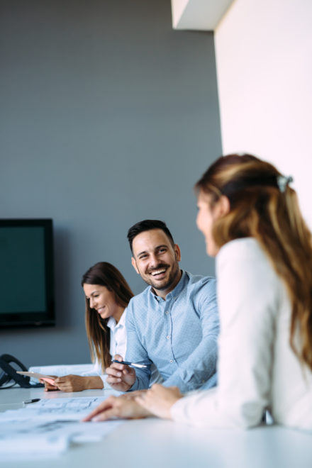 Trois collaborateurs en salle de réunion