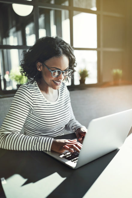 Femme travaillant en télétravail