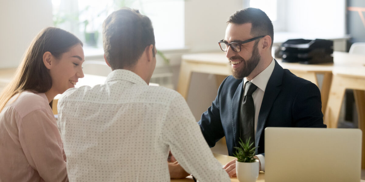 Un conseiller financier conseille un jeune couple